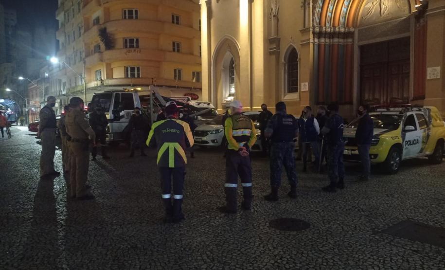 Equipes da AIFU fecham quatro estabelecimentos comerciais em Curitiba