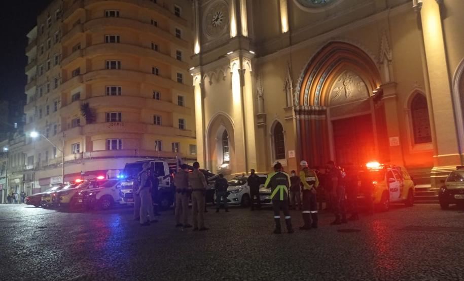 Equipes da AIFU fecham quatro estabelecimentos comerciais em Curitiba