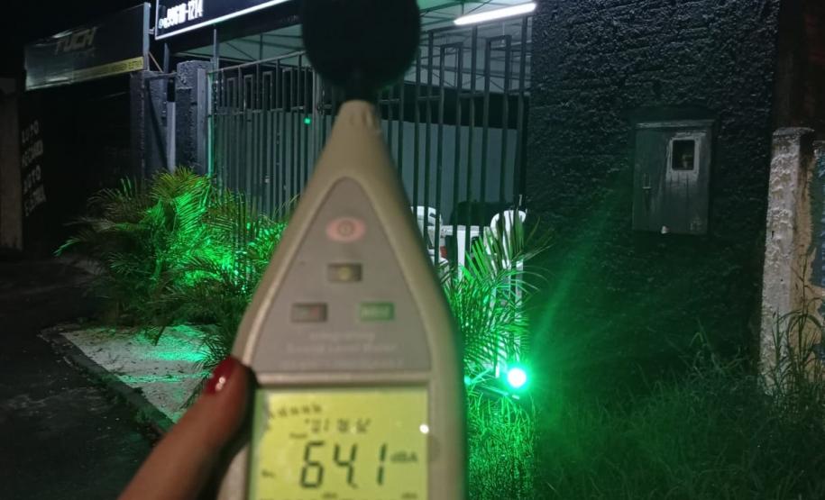 Equipes da AIFU fecham quatro estabelecimentos comerciais em Curitiba