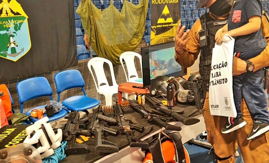 Policiais militares de Paranaguá (PR) participam de exposição do Projeto Paraná Cidadão