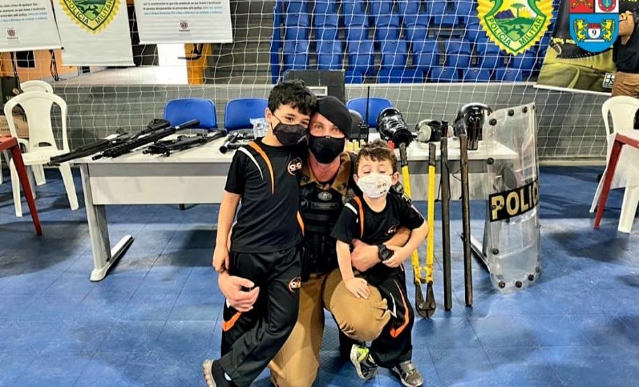 Policiais militares de Paranaguá (PR) participam de exposição do Projeto Paraná Cidadão