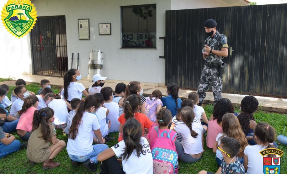Batalhão da PM de Maringá (PR) recebe crianças e adolescentes da instituição Casa da Criança