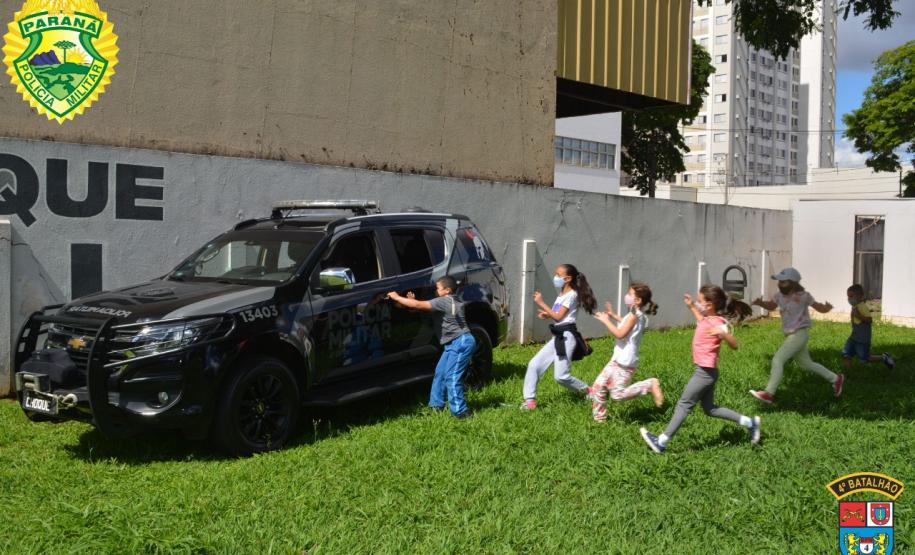 Batalhão da PM de Maringá (PR) recebe crianças e adolescentes da instituição Casa da Criança