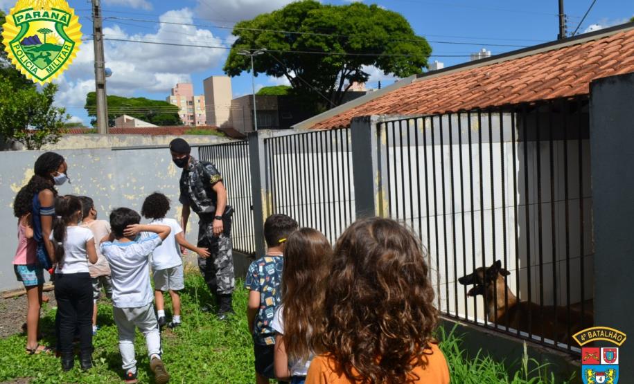 Batalhão da PM de Maringá (PR) recebe crianças e adolescentes da instituição Casa da Criança