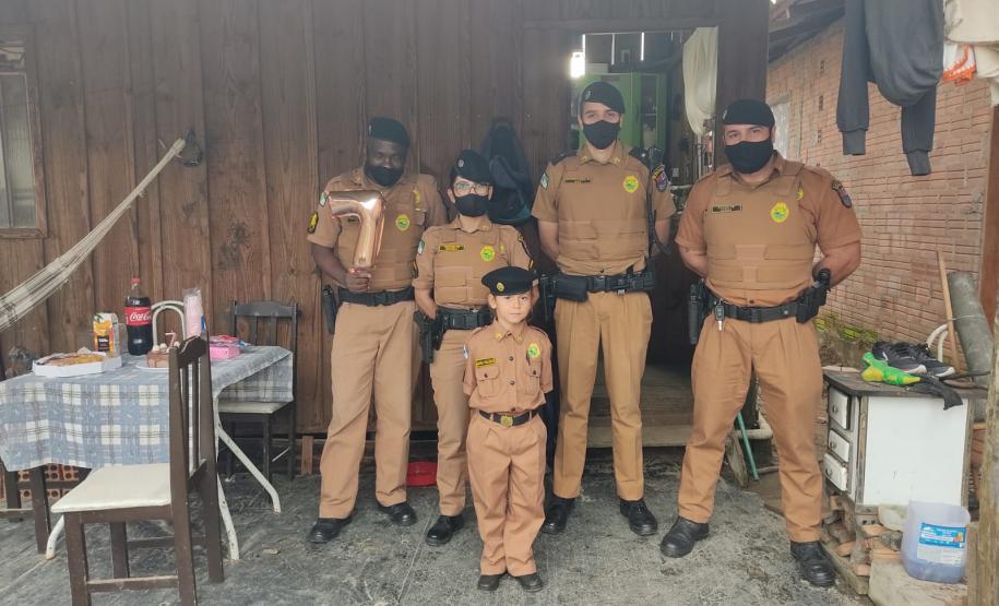 No Litoral do estado, policiais militares participam de festa de aniversário e entregam fardinha para fã da PM
