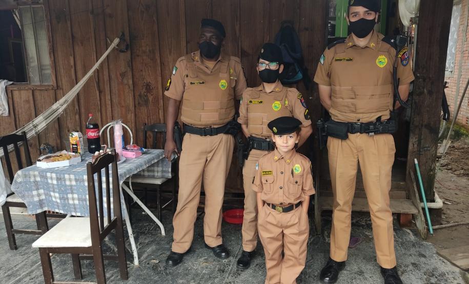 No Litoral do estado, policiais militares participam de festa de aniversário e entregam fardinha para fã da PM