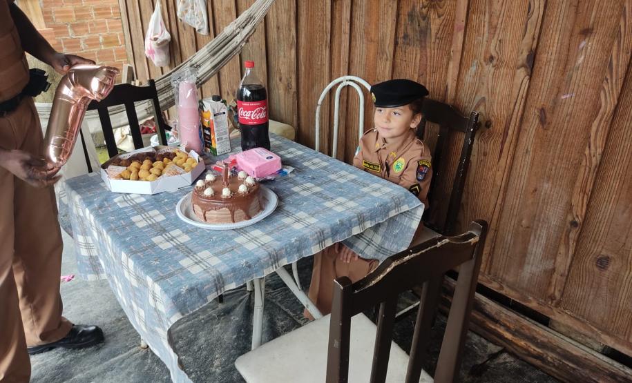 No Litoral do estado, policiais militares participam de festa de aniversário e entregam fardinha para fã da PM
