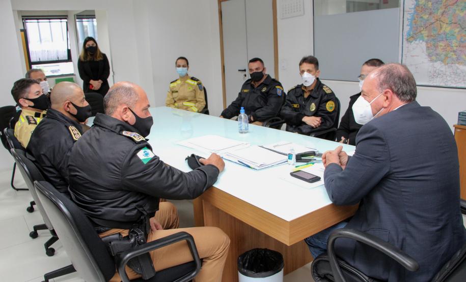 Secretário de Desenvolvimento Urbano e Obras Públicas recebe Alto-Comando da PMPR para reunião de trabalho