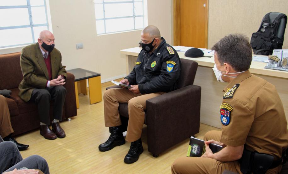 Comandante-Geral da PM recebe exemplar do anuário comemorativo da ALMEPAR