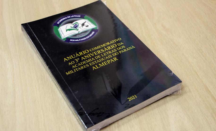 Comandante-Geral da PM recebe exemplar do anuário comemorativo da ALMEPAR