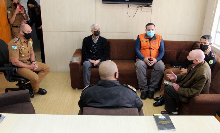 Comandante-Geral da PM recebe exemplar do anuário comemorativo da ALMEPAR