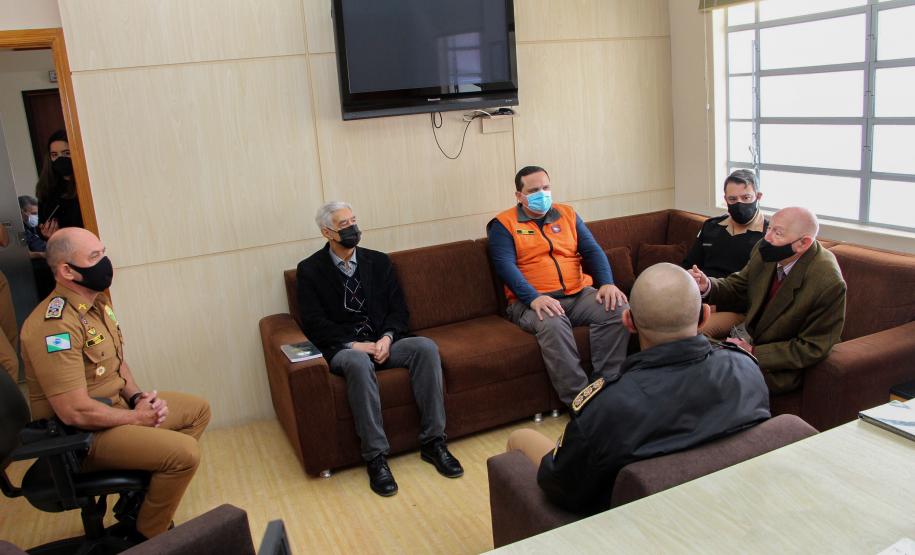 Comandante-Geral da PM recebe exemplar do anuário comemorativo da ALMEPAR