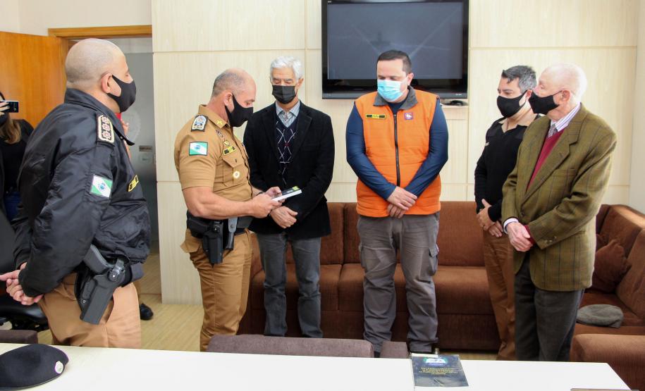 Comandante-Geral da PM recebe exemplar do anuário comemorativo da ALMEPAR