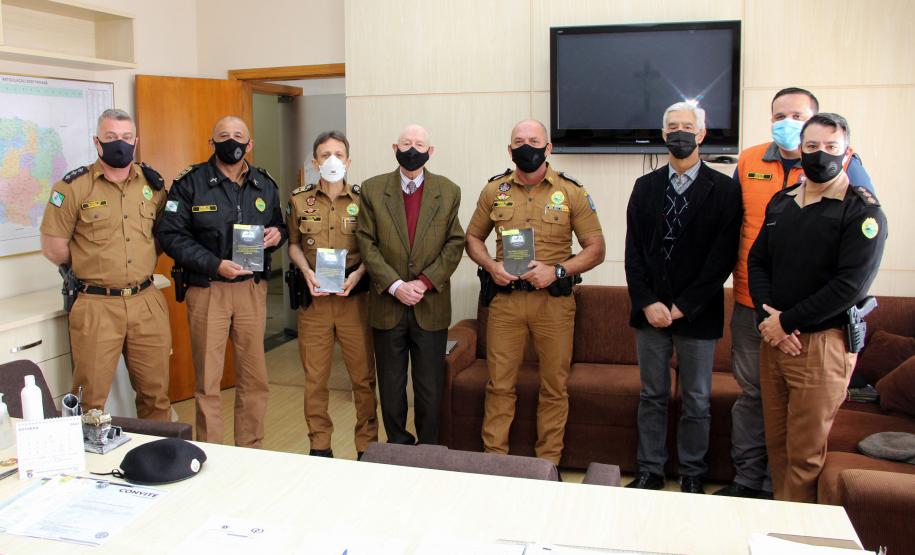 Comandante-Geral da PM recebe exemplar do anuário comemorativo da ALMEPAR