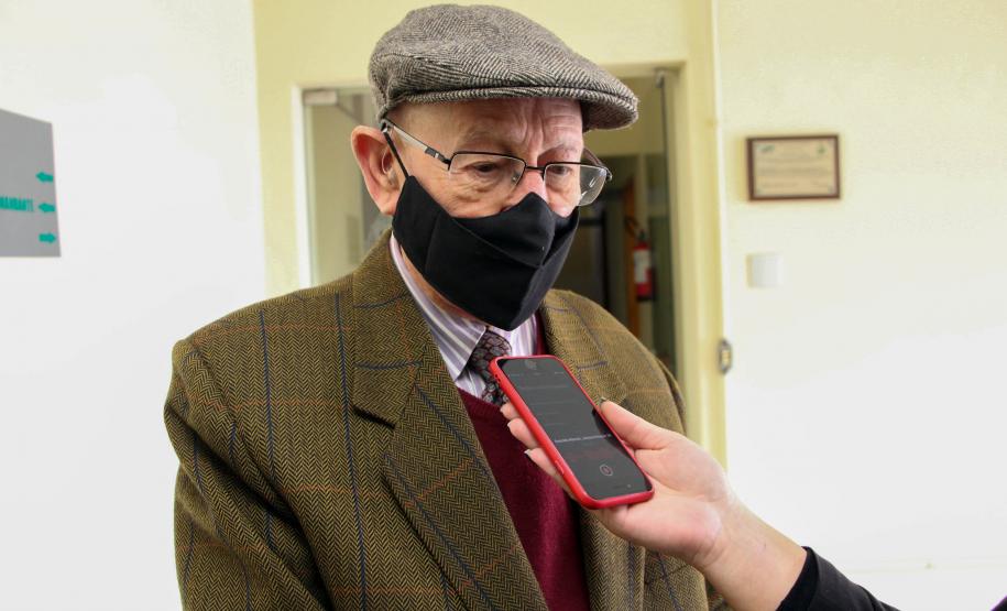 Comandante-Geral da PM recebe exemplar do anuário comemorativo da ALMEPAR