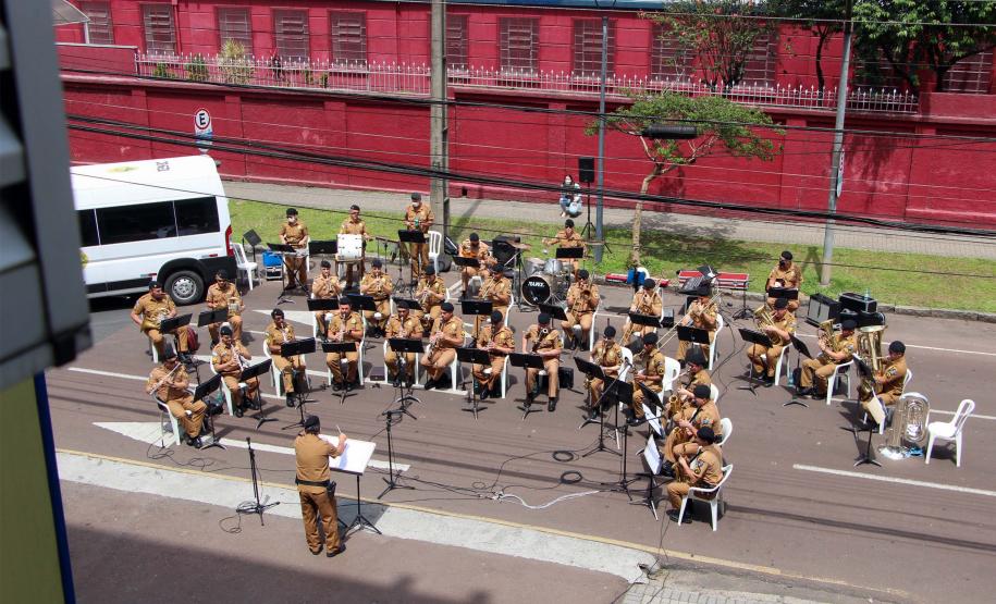Banda de Música da PM faz apresentação especial para as crianças do Hospital Pequeno Príncipe