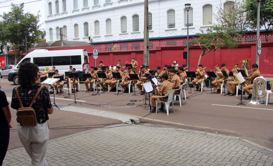 Banda de Música da PM faz apresentação especial para as crianças do Hospital Pequeno Príncipe