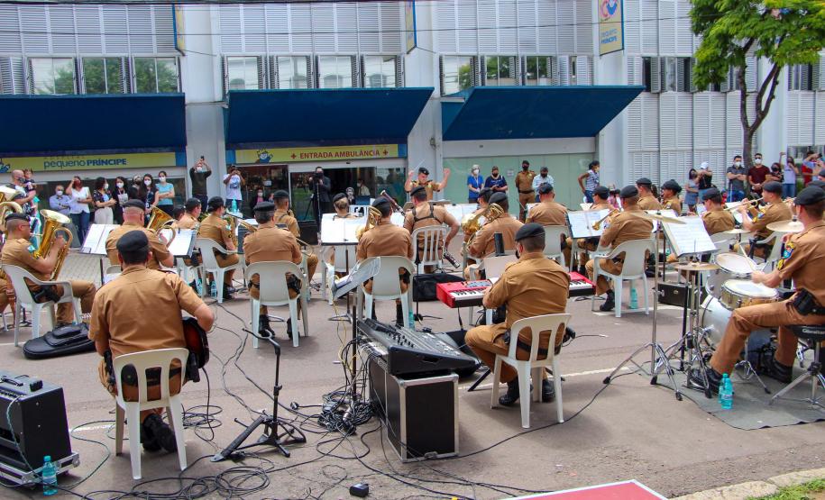 Banda de Música da PM faz apresentação especial para as crianças do Hospital Pequeno Príncipe