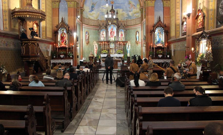 Missa de Ação de Graças celebra a vida dos policiais militares e veteranos são homenageados na Capital