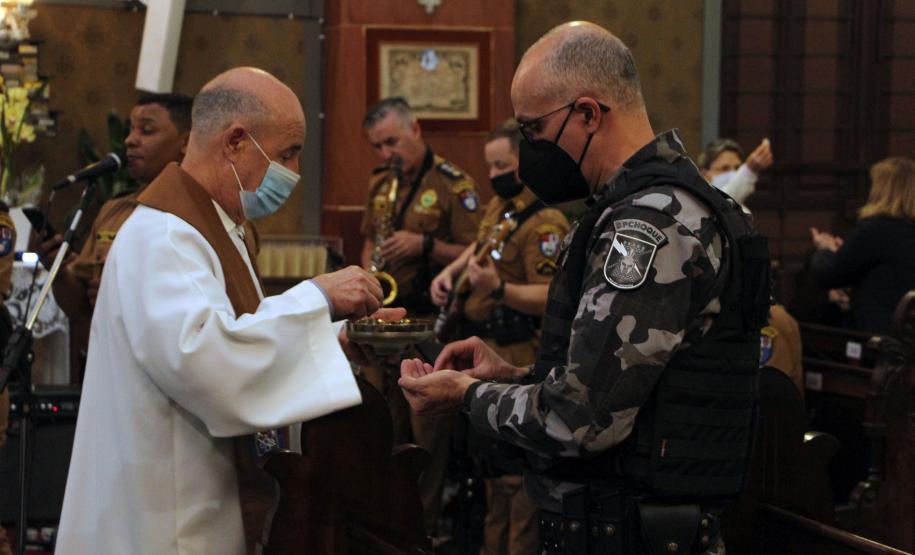 Missa de Ação de Graças celebra a vida dos policiais militares e veteranos são homenageados na Capital