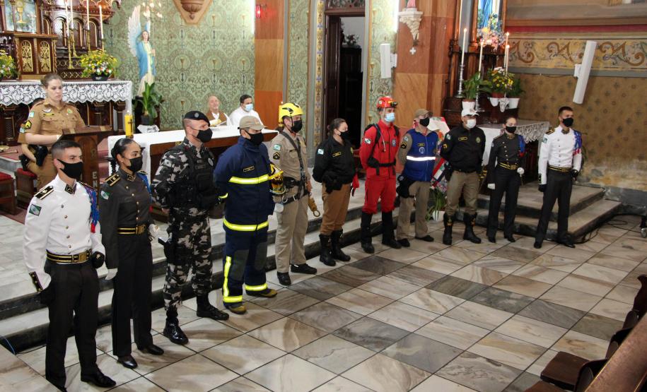 Missa de Ação de Graças celebra a vida dos policiais militares e veteranos são homenageados na Capital