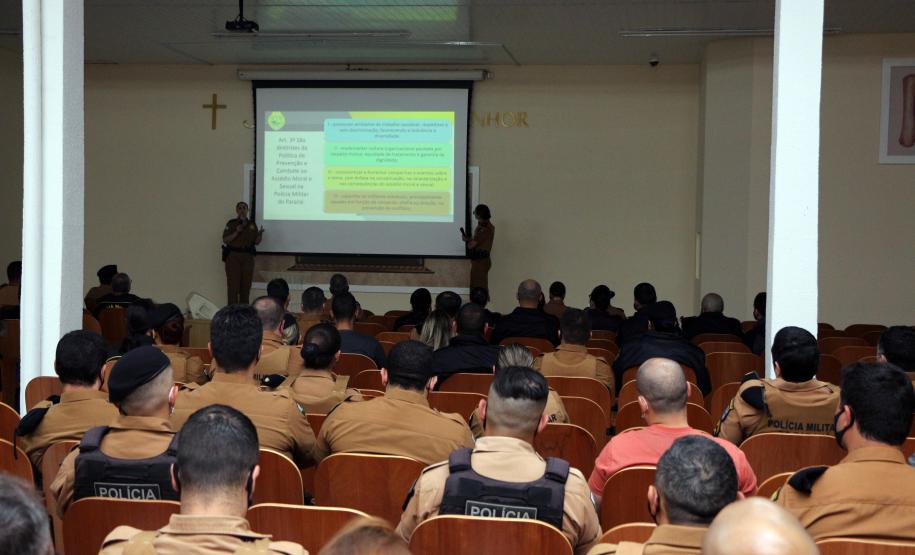 Policiais militares de Curitiba e da Região Metropolitana participam de palestra sobre assédio moral e sexual