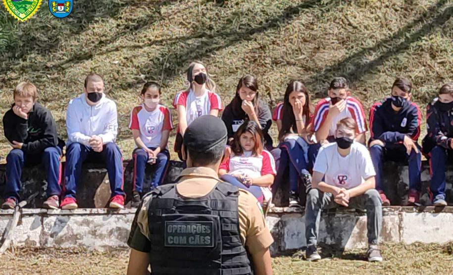 Batalhão da PM de Pato Branco (PR) recebe alunos para o projeto Café com a PM