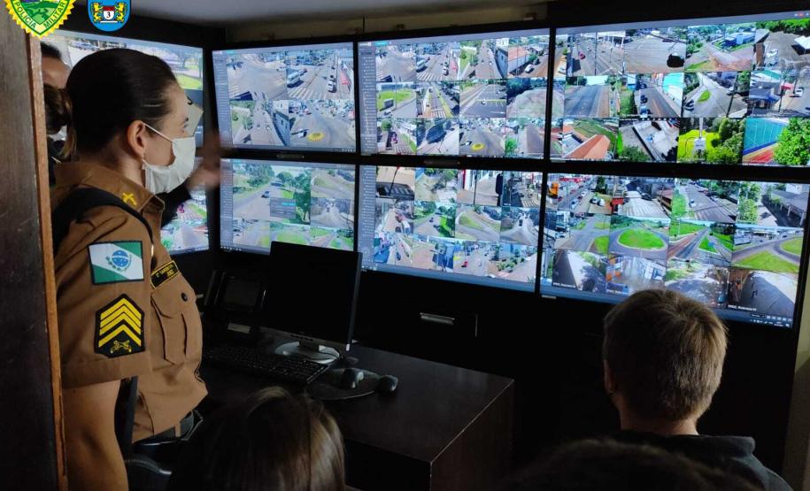 Batalhão da PM de Pato Branco (PR) recebe alunos para o projeto Café com a PM