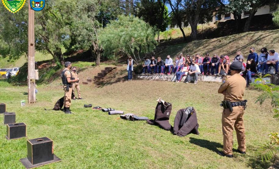Batalhão da PM de Pato Branco (PR) recebe alunos para o projeto Café com a PM