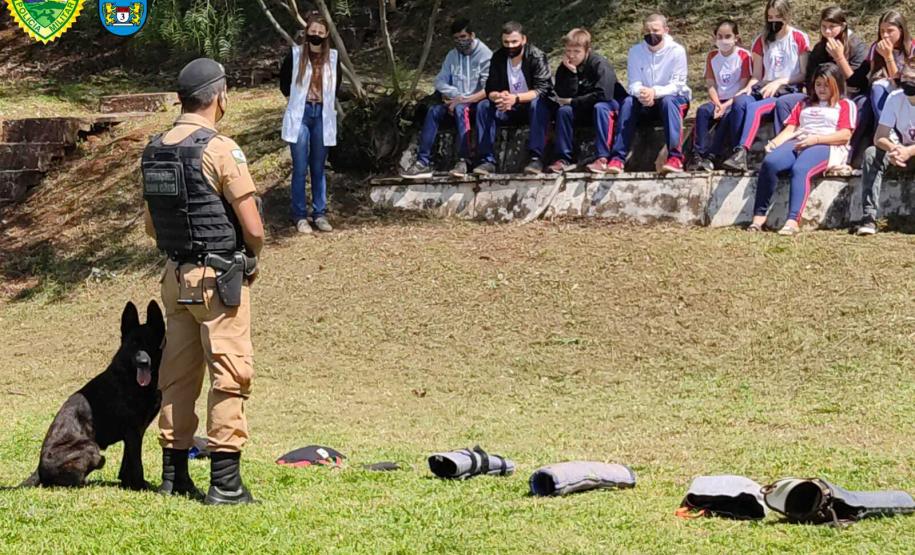 Batalhão da PM de Pato Branco (PR) recebe alunos para o projeto Café com a PM