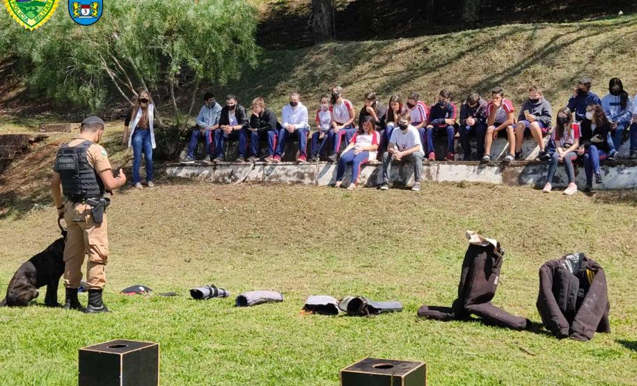 Batalhão da PM de Pato Branco (PR) recebe alunos para o projeto Café com a PM