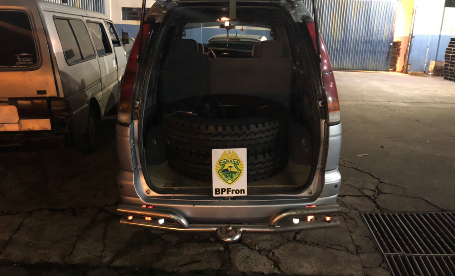 Policiais de fronteira apreendem dois carros com diversos pneus contrabandeados, na cidade de Foz do Iguaçu, no Oeste do estado