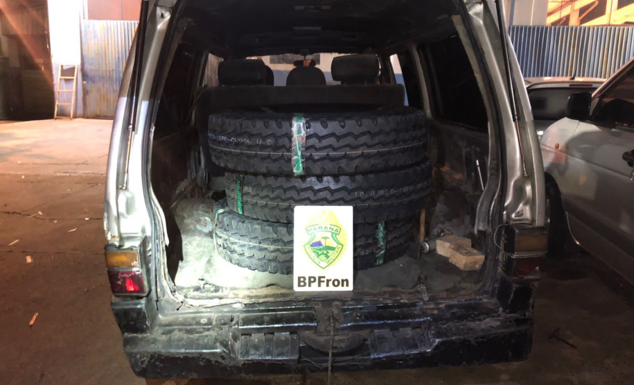 Policiais de fronteira apreendem dois carros com diversos pneus contrabandeados, na cidade de Foz do Iguaçu, no Oeste do estado
