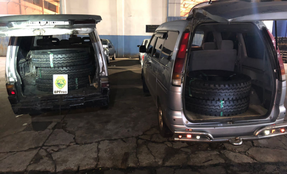 Policiais de fronteira apreendem dois carros com diversos pneus contrabandeados, na cidade de Foz do Iguaçu, no Oeste do estado