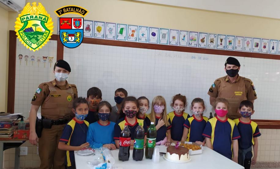 Pequena fã da PM recebe visita de policiais em seu aniversário, no município de São João, no Sudoeste do estado