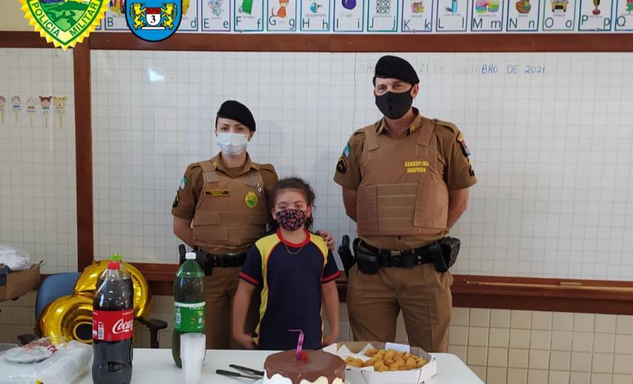 Pequena fã da PM recebe visita de policiais em seu aniversário, no município de São João, no Sudoeste do estado