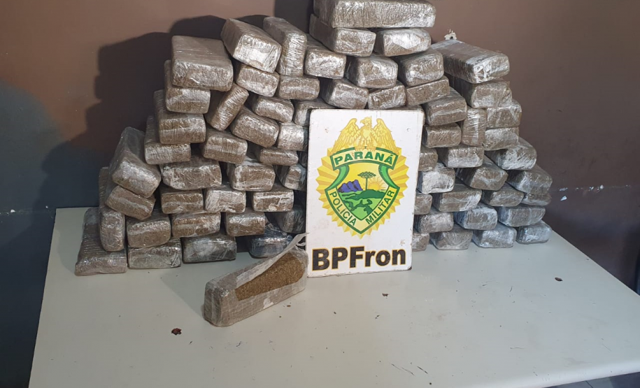 BPFRON apreende mais de 200 quilos de maconha, arma de fogo e carro roubado no Oeste do estado