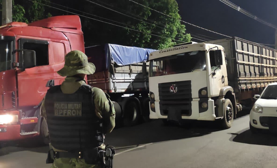 Caminhões e carro com 40 mil pacotes de cigarros contrabandeados são apreendidos pelo BPFRON em Altônia-PR