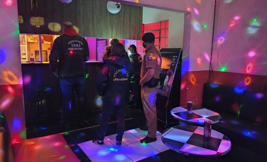 AIFU fecha três estabelecimentos comerciais e aplica 14 autuações administrativas em Curitiba