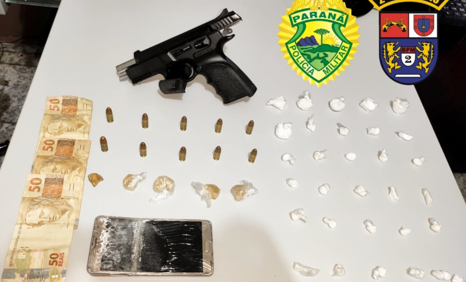 No Norte Pioneiro, PM prende dois homens e apreende duas armas de fogo e porções de drogas