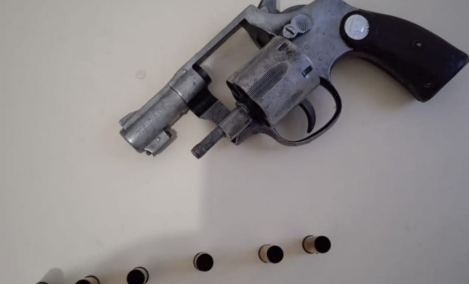 No Norte Pioneiro, PM prende dois homens e apreende duas armas de fogo e porções de drogas