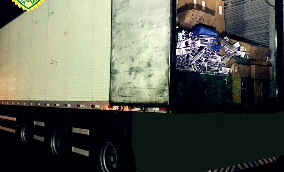 PM apreende caminhão carregado com 1,2 mil caixas de cigarros contrabandeados no Noroeste do estado