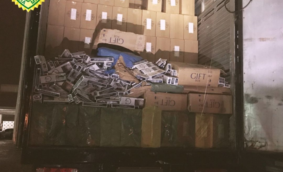 PM apreende caminhão carregado com 1,2 mil caixas de cigarros contrabandeados no Noroeste do estado