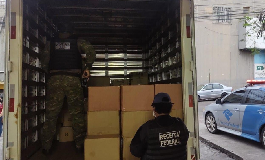 BPFron prende duas pessoas e apreende cigarros, produtos contrabandeados e 57 pedras de crack no Oeste do estado