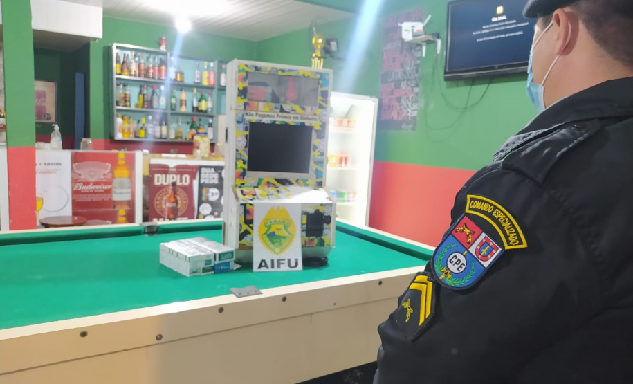 Cigarros contrabandeados e máquinas de jogos de azar são apreendidos pela AIFU em Curitiba
