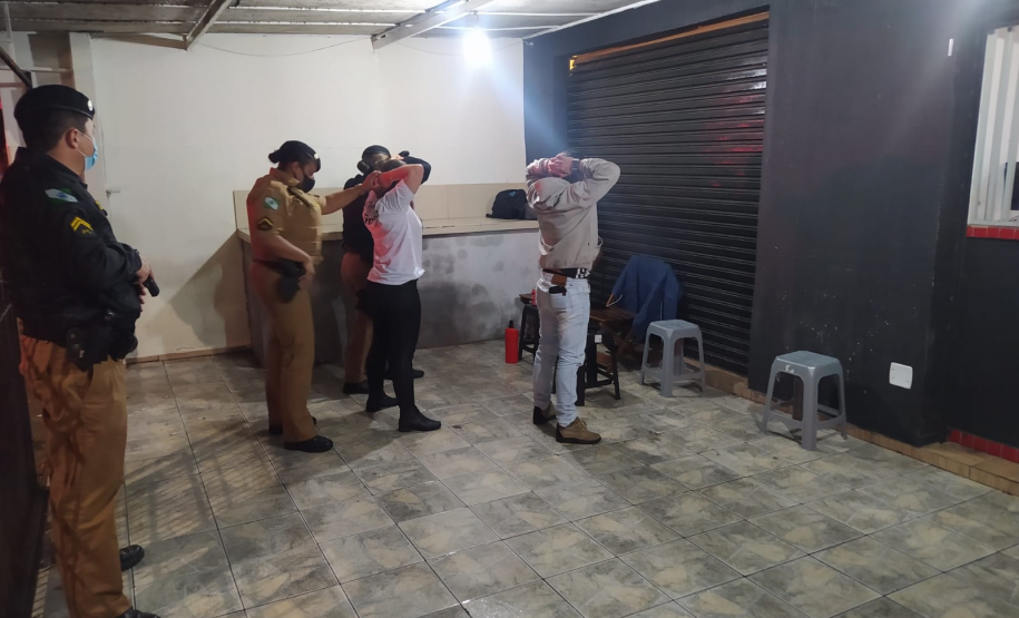 Cigarros contrabandeados e máquinas de jogos de azar são apreendidos pela AIFU em Curitiba