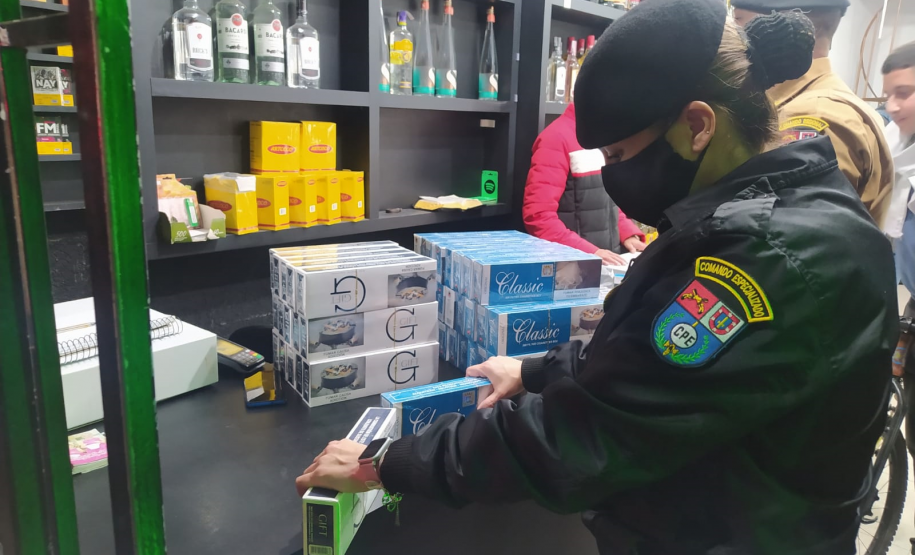 Cigarros contrabandeados e máquinas de jogos de azar são apreendidos pela AIFU em Curitiba