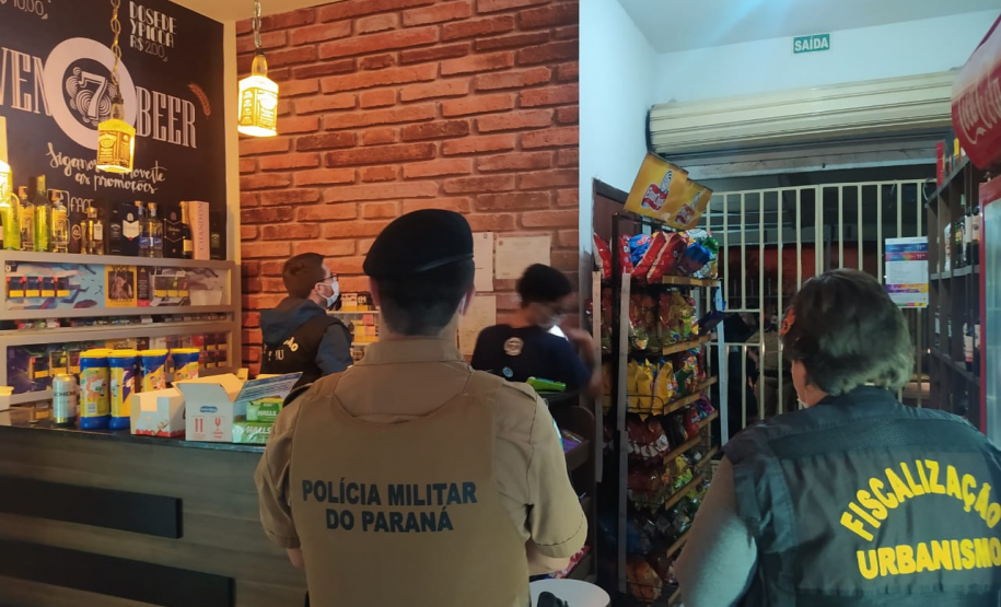 Cigarros contrabandeados e máquinas de jogos de azar são apreendidos pela AIFU em Curitiba