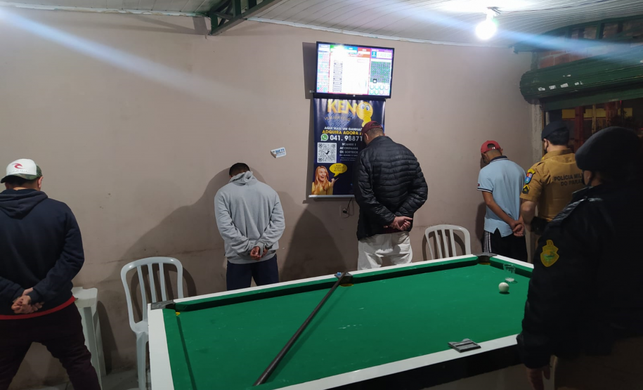 Cigarros contrabandeados e máquinas de jogos de azar são apreendidos pela AIFU em Curitiba