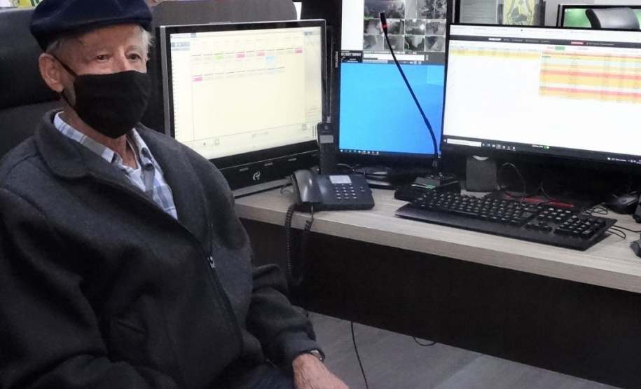 Centro de Operações Policiais Militares (COPOM) recebe visita de subtenente que está há 36 anos na Reserva Remunerada